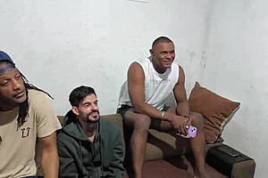 Meu primeiro gang bang dando pra 5 dotados no pelo