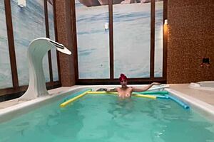 hey, na piscina com amiga! 🏊‍♀️