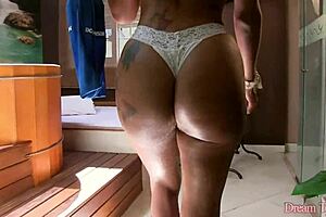 漂亮变性人Valerya Pacheco用假阳具操屁股