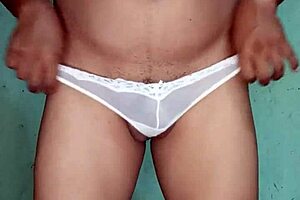 Excitado en tanga blanca