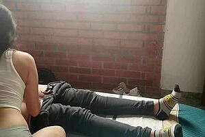 jovencita cachonda me masturba y me saca la leche con su boca