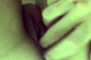 podívej se na tu velkou kozy kurvu, jak cucá obří kouř, zatímco jí kozy poskakují?