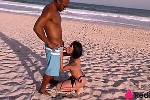 Јапанска жена среће момка са великим курцем на плажи, вуче га да јебе у песку