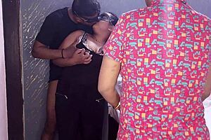 प्रेग्नेंट सौतेली मॉम के साथ मिलकर सौतेली बहन की 69 गांड चुदाई