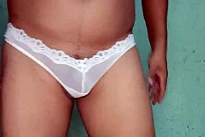 Excitado en tanga blanca