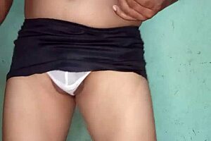 Excitado en tanga blanca