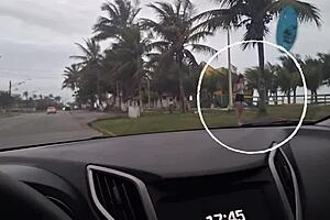 Masturba��o arriscada para garota bonita parada na cal�ada da praia