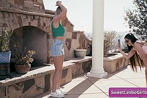 בלונדינית מדהימה לסבית מפתה חברה קטנה 18+ ברונטית בנשיקות רכות וליקוק כוס רטובה!