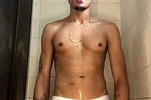 Novinho Do Pau Grosso Batendo Punheta No Chuveiro Banho