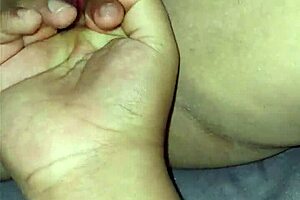 Encuentro A Mi Madrastra Masturbandose Y La Ayudo Un Poco!