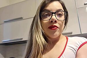 Gostosa sensual cleans the kitchen with passion