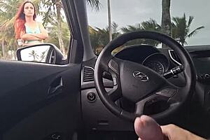 Masturba��o arriscada para garota bonita parada na cal�ada da praia