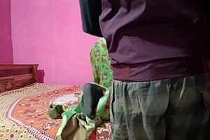 गांव की भाभी को 69 में डॉगीस्टाइल में विशाल क्रीमपाई के साथ सेक्स करते हुए पकड़ा