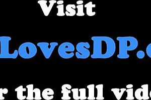 Storbrystet babe rider og suger to pikke