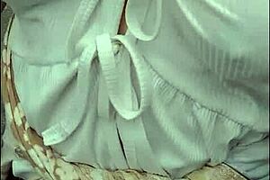 Viral Teacher Naglakad Ng Walang Bra Sa Public Road At Nilaro Ang Susu