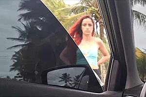 Masturba��o arriscada para garota bonita parada na cal�ada da praia