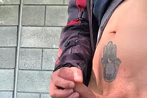 se me pone muy dura de saber que me est�n viendo desde lejos como me masturbo