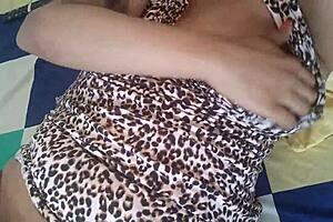 Hijastra Caliente Se Deslecha En La Cama Del Padrastro Y Esta Gimiendo De Placer