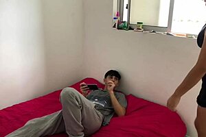 Estaba Jugando en Mi Celular y Llega Mi Hermanastra Morena y Me Dice Hermanastra Yo Se Que Tu Novia Se Fue de Viaje Pero Te Puedo Prestar Mi Vagina Para Que Metas Tu Pene