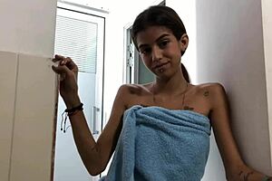 Mi Hermanastra Me Encuentra Masturbándome En Su Baño Y Me Da El Placer De Correrme En Su Cara Joven - Historia Completa