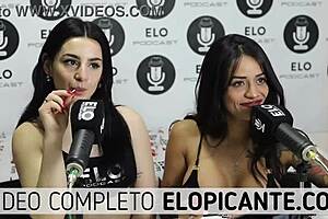 Lesbianas bisexuales se besan y juegan con el chupetin