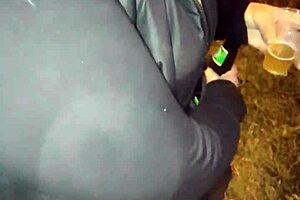 Conozco Madura en Una Fiesta Flashing Her Tits Outdoors