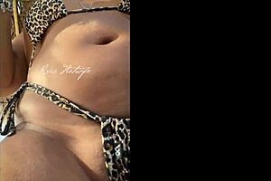 Puta casada se exibindo na praia com biquini todo enfiado na bunda