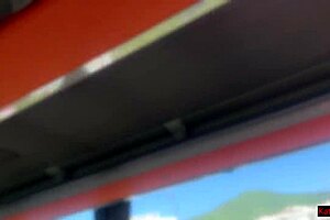 Публично показване на кур в автобуса - перверзник се мастурбира на момиче и тя хваща кура му