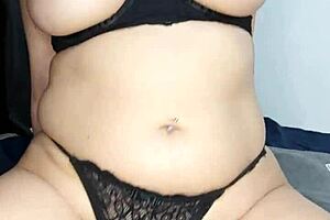 Siririca gostosa masturbates with toys