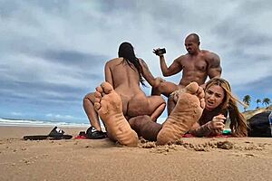 aventura na praia de nudismo acaba todo mundo transando na orgia joao o safado - lunna geek - brinquedo ator 2 - pitbull porn parte 2