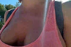 جاهزة بملابسي لتحدي المشي ليدمر كسي واحد