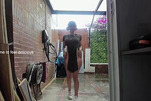 Webcam ao ar livre exibindo e dedilhando peitos grandes