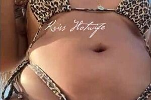 Puta casada se exibindo na praia com biquini todo enfiado na bunda