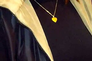 Conozco Madura en Una Fiesta Flashing Her Tits Outdoors