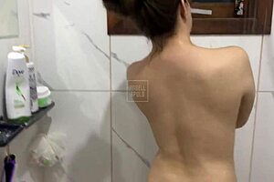 Hot Blowjob In Bath!