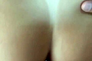 com plug no cuzinho ninfetinha loirinha seduz o melhor amigo do seu esposo e pede pra ele foder sua buceta e depois o cuzinho at� encher ele de porra