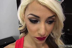 Amateur Teen Uses Big Dildo For Anal Play