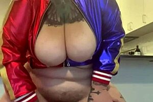 Can you believe this BBW fucking a dildo?