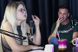 Os Atendimentos Que Faz Com As Duas Namoradas Não Ia Curtir Fazer Gang Bang Com Desconhecidos E Quando Foi Pro Motel - Lexi Mallet Sheer Red