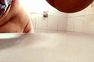 Aventuras Voyeur Gordibuena Tetona Toma La Ducha Para Exhibirse