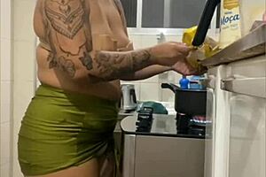 fazendo live na cozinha mostrando minha buceta gorda de mini saia