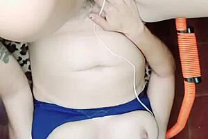 Que sabroso se siente bien profundo este enorme pollon y mira como sale mi leche a chorros 😍