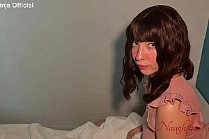 Ung kvinne deler seng for intens fucking