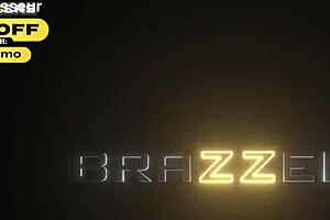 Luna Star Spreads Wide For Deep Dicking In Pool