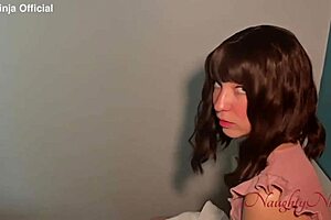 Ung kvinne deler seng for intens fucking