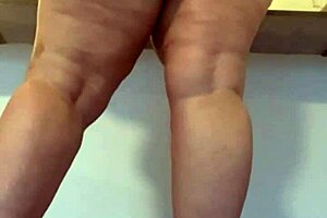 Can you believe this BBW fucking a dildo?