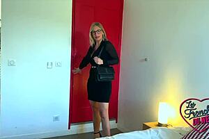 Irina Et Ses Gros Seins S'amuse Avec Une Bite!