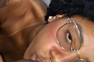 fiquei desfilando de calcinha na frente do meu padrasto at� ele me comer gostoso