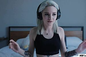 Lola Fae finds it hard to have sex during COVID-19.