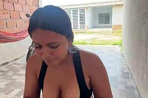 Colombiana cachonda le saca el pene a su novio en la calle y se lo mama